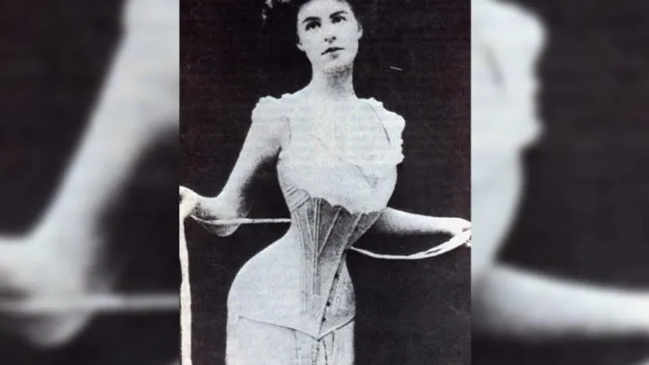 Assim é como o corpo feminino perfeito parecia há 100 anos (e em todas as décadas depois)