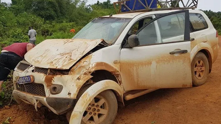 Heftig: auto Art Rooijakkers en team slaat over de kop in Ivoorkust