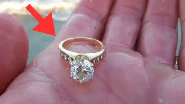 Donna trova anello di diamanti sulla spiaggia: quando il gioielliere lo vede, diventa pallido