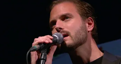Jim Bakkum zong bij herdenking Oss: 'daarna brak ik'