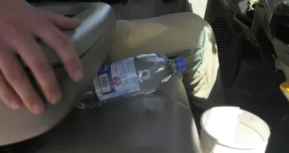 Les pompiers préviennent de ne pas laisser de bouteilles d'eau dans la voiture