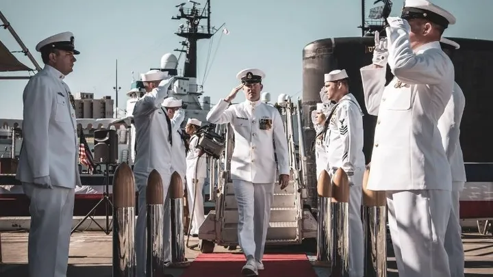 Ein Marinesoldat ist geschockt, als er nach langer Trennung endlich seine Frau wiedersieht