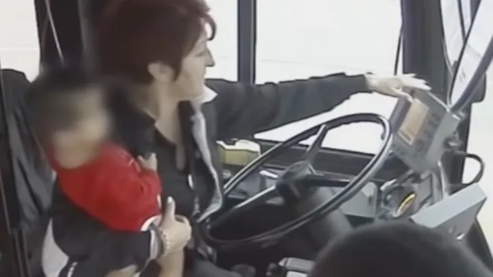 Niño entra al autobús descalzo, el conductor llama inmediatamente a la policía
