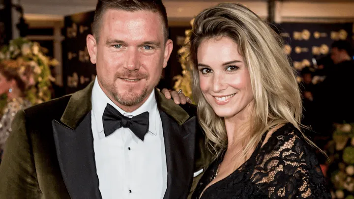Wow: Johnny de Mol maakt het geslacht én de naam van zijn eerste kind bekend!