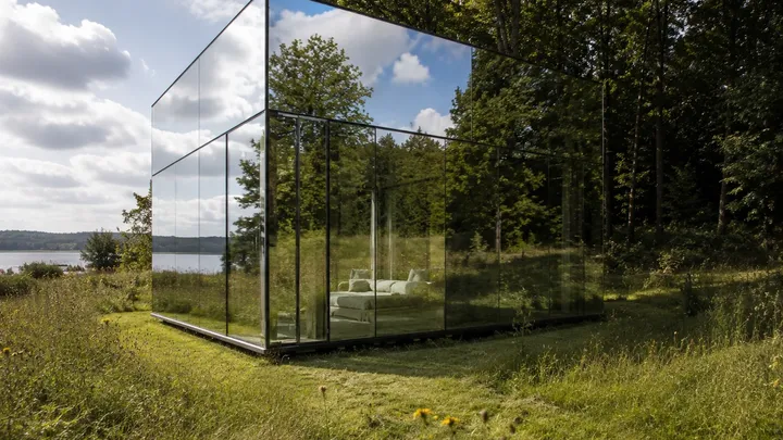 Cette femme a construit une maison de rêve invisible - et l'expérience est surprenante...