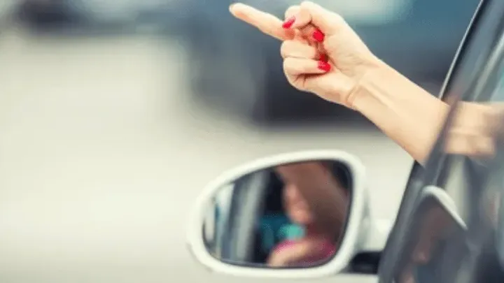 Οδηγός φορτηγού παίρνει γλυκιά εκδίκηση από την πλούσια γυναίκα που του έκλεισε τον δρόμο