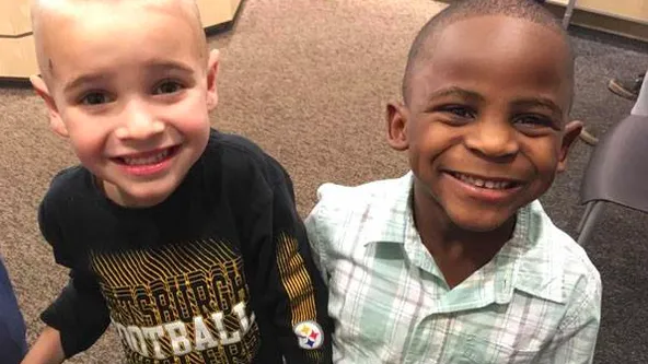 Jax (5) möchte den gleichen Haarschnitt wie sein Freund haben: "dann kann unsere Lehrerin uns nicht auseinanderhalten!"