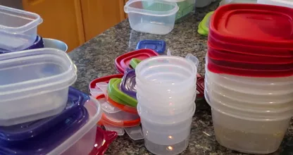 Dokters waarschuwen ouders voor eten uit plastic voorraaddozen