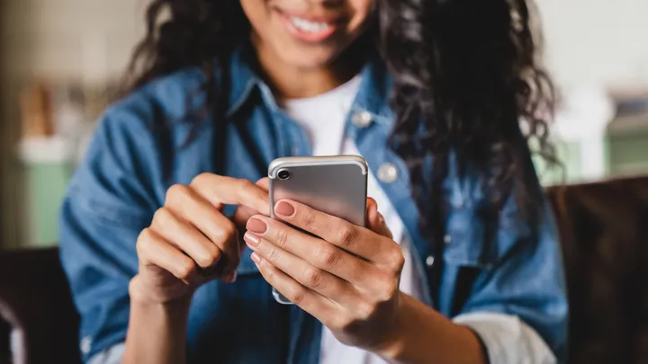 Feit of fabel: kan het licht van je telefoon voor huidveroudering zorgen?