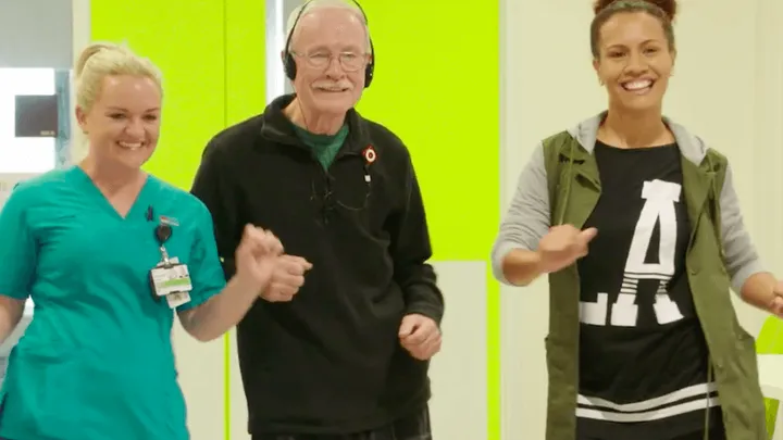 Prachtig om te zien: DEZE dementerende man fleurt helemaal op als hij naar Elvis luistert! Lief!
