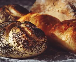 Extraño: Hombre da positivo por drogas después de comer pan de semillas de amapola