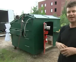 Vous ne croirez pas comment cet homme a transformé une benne à ordures en une petite maison - l'intérieur vous surprendra !