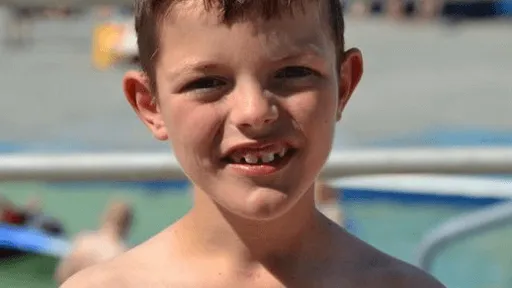 Finlay (8) vergeet te ademen door ernstige ziekte: zelfs slapen kan hem fataal worden