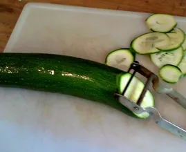 Dirty chopping board? With this trick it'll be squeaky clean again in no time!