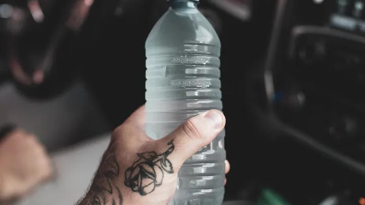 Comment réduire significativement votre consommation d'eau avec une bouteille en plastique