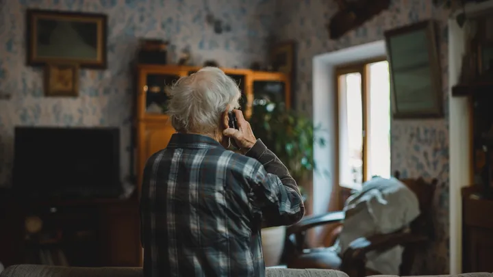 eine 82-jährige Frau reinigt die Werkstatt ihres Mannes und deckt ein dunkles Familiengeheimnis auf, das ihr Leben verändert!