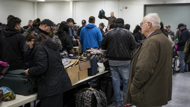 Ele comprou uma mala não reclamada em um leilão - o que ele descobriu dentro dela o deixou atônito..
