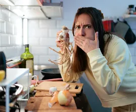 Garlic breath can last almost a day: researchers found an apple can help