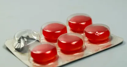 9 manieren om keelpijn te bestrijden