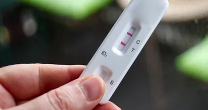 Zelftest door je keel schijnt beter te werken bij omikron