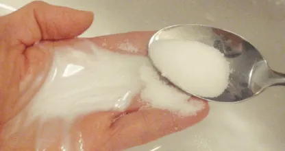 Dít is waarom iedereen suiker in zijn shampoo doet! Jij gaat het straks ook doen!