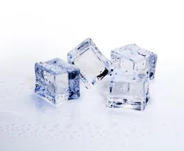 Es por eso que debes frotar un cubito de hielo en tu cara todas las mañanas