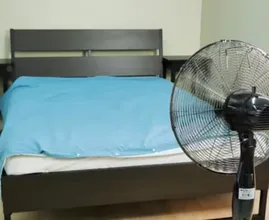 Wieso mit einem Ventilator im Schlafzimmer zu schlafen gar keine gute Idee ist
