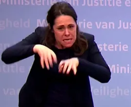 Gebarentolk Irma Sluis gaat tijdens persconferentie viraal met ‘hamsteren’-gebaar