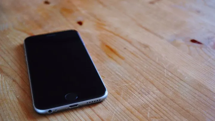 Leg jij je telefoon 's nachts op het nachtkastje? Dit is waarom je dat nóóit moet doen!