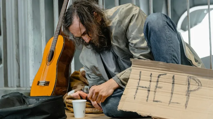 Homeless man reveals his true identity and shocks waitress who brings him food