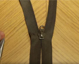 Have you got a broken zipper? With this simple trick you'll be able to fix it yourself in no time at all!