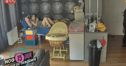 Heel Nederland valt over deze twee tienermoeders in Vier Handen Op Eén Buik; zelfs tijdens de weeën roken ze door..