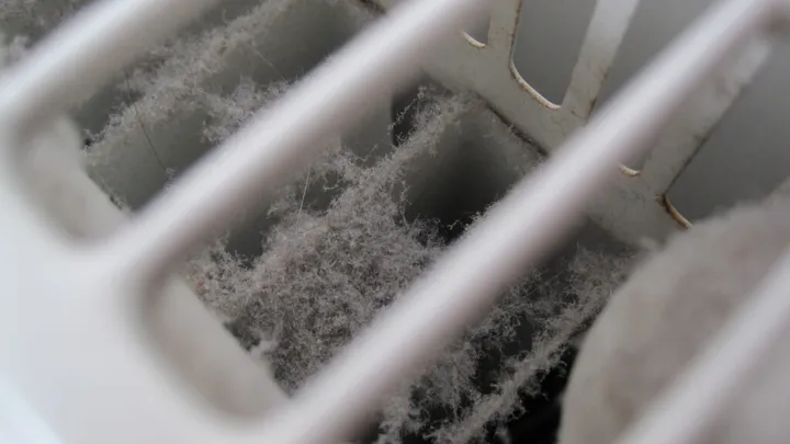 Stoffige verwarmingsradiator? Geen probleem, met deze geniale truc is-ie zo stofvrij!
