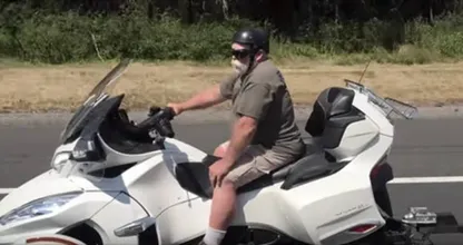Kijk eens wat hij achter zijn motor heeft, geweldig om te zien!