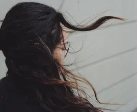 Ook zoveel last van statisch haar en kleding? Dit is hoe dat komt