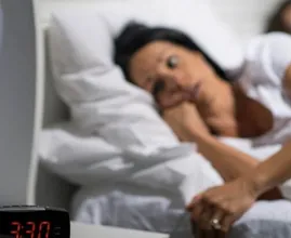 Wirst du auch oft nachts wach weil du Pipi musst? DADURCH kommt es und DAS kannst du tun!