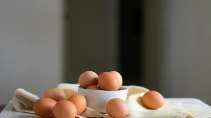Met dit simpele trucje pel jij mega makkelijk eieren