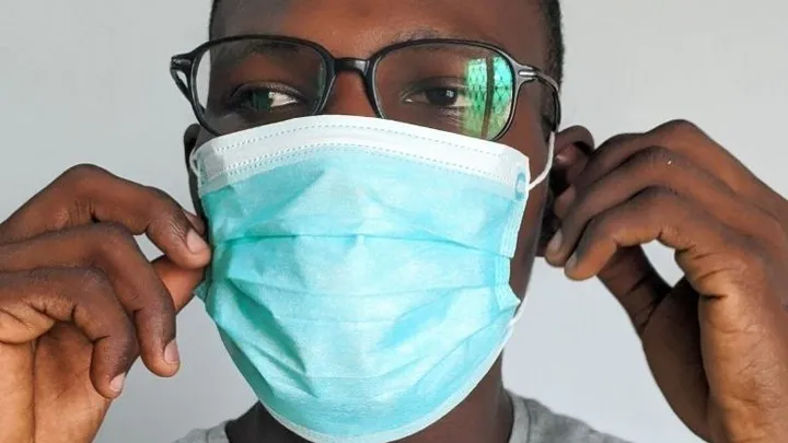 5 consejos para evitar que sus gafas se empañen mientras usa una mascarilla
