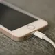 Het is echt levensgevaarlijk: om déze reden moet je je telefoon nooit opladen in bed!