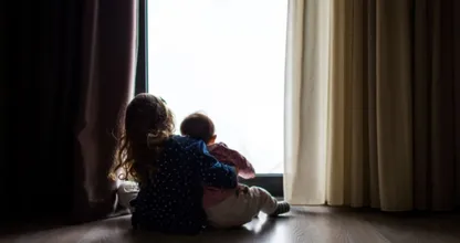 Bizar: moeder laat kinderen van 3 en 12 jaar oud wekenlang alleen thuis