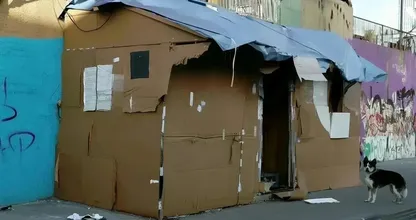 Dieser Mann lebt in einem Haus aus Pappe