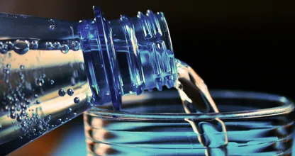 Feit of fabel: smaakt bruiswater écht anders dan plat water?