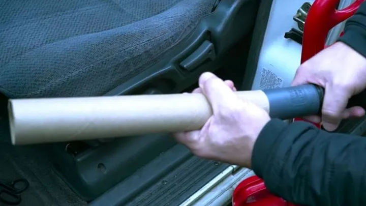 Du verwendest noch keine leere Papierrolle zum Staubsaugen im Auto? Dann verpasst du tolle Tricks.