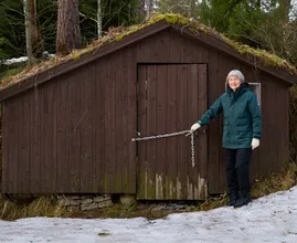 Frau öffnet nach Jahren die Schuppentür - was sie darin schlafend vorfindet, lässt sie erstarren