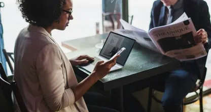 Phubbing: een vervelende gewoonte die bijna iedereen tegenwoordig heeft
