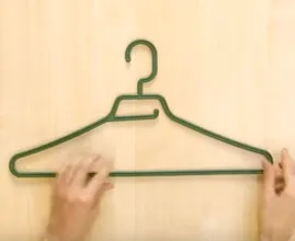 Warum du dir sofort einen Kleiderbügel in die Küche hängen solltest
