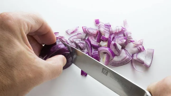 Ouah ! Cette astuce TikTok facilite grandement la coupe des oignons
