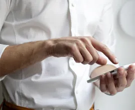 Nieuwe coronatest neemt monster van telefoonscherm: 'Kost minder dan een minuut'