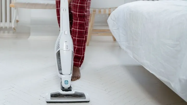 Zo vaak zou je eigenlijk onder het bed moeten stofzuigen