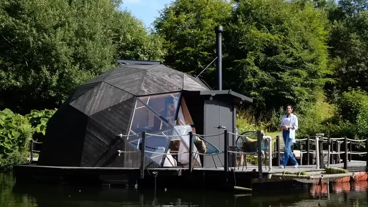 Diese 23-jährige Frau lebt in einem schwimmenden Haus von nur 16 Quadratmetern, aber wenn Sie das Innere sehen, werden Sie dort wohnen wollen!